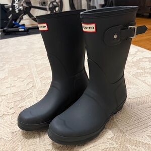 Mid calf hunter rain-boots size 8